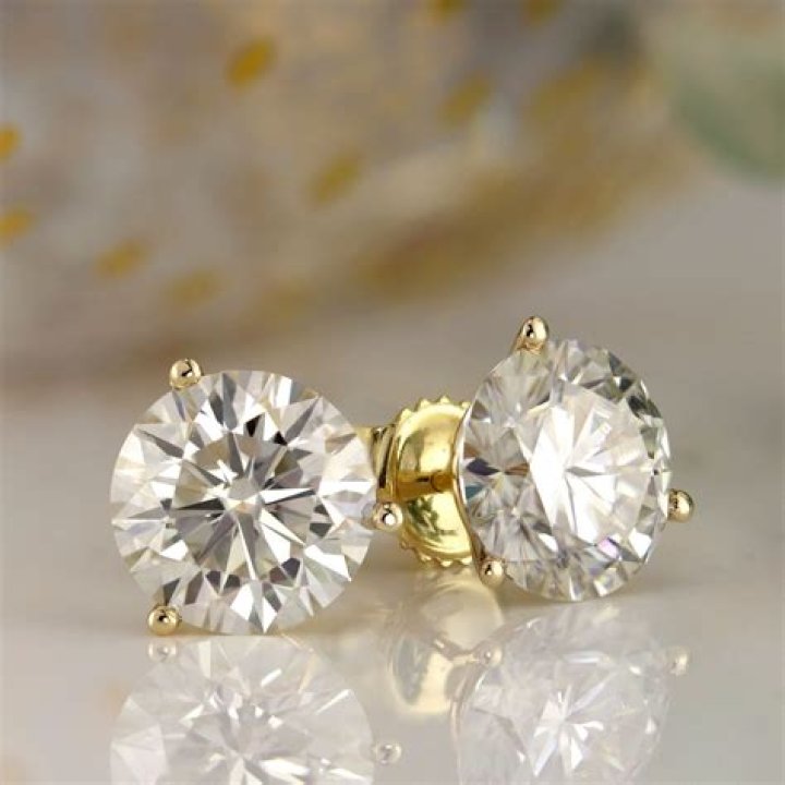 Diamond Studs vs. Moissanite Stud Earrings: Why Each Sparkle Differently