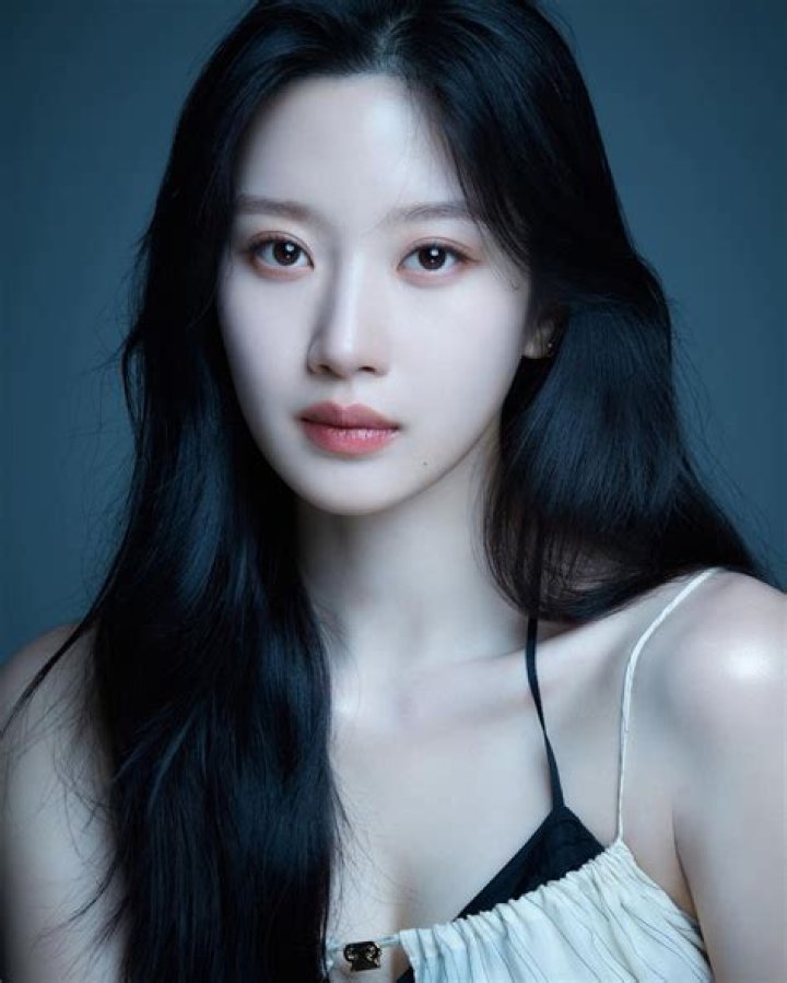 Fame | Moon Ga-young net worth and salary income estimation Apr, 2024