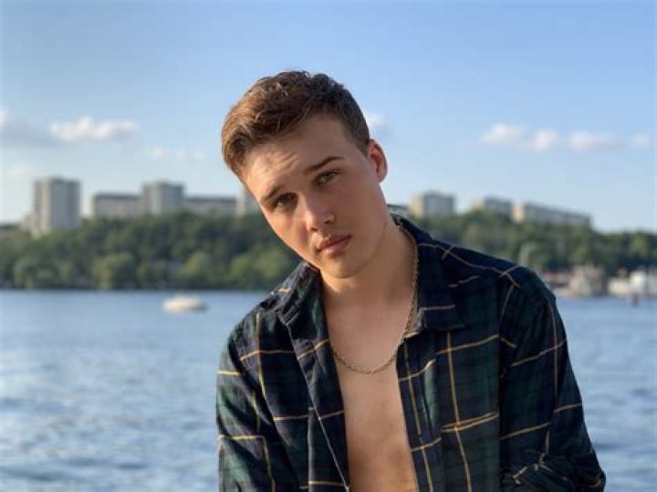 INTERVIEW: Efraim Leo - CelebMix