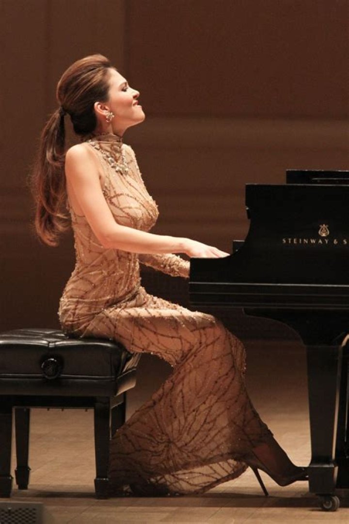 Lola Astanova - Net Worth, Age, Height, Birthday, Bio, Wiki!