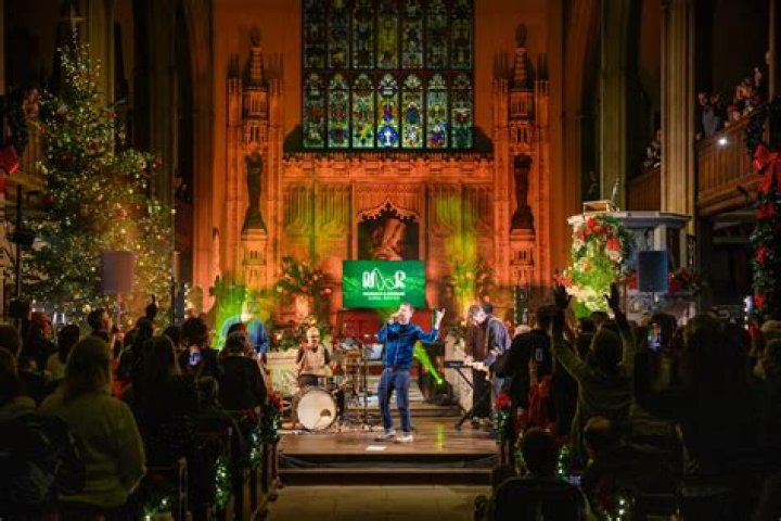 Ward Thomas Support Nordoff Robbins Carol Service
