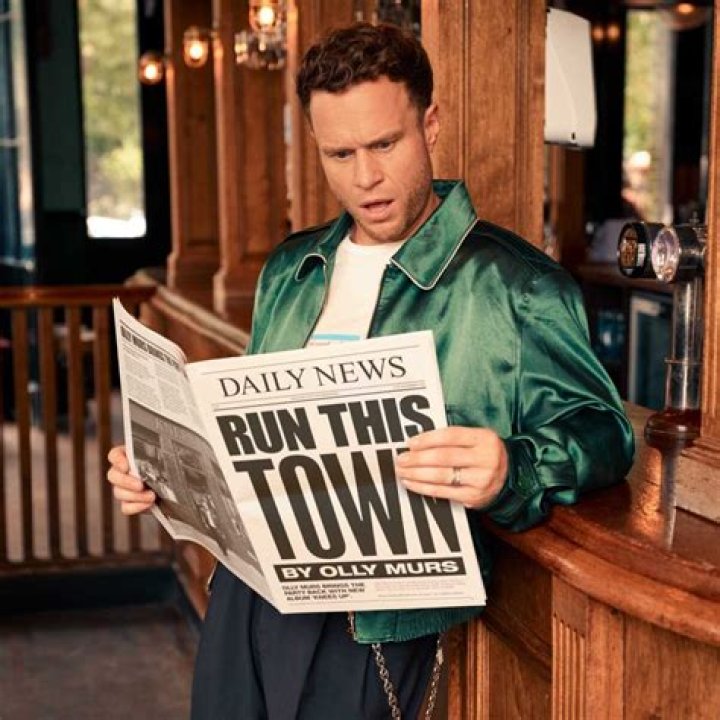 Watch Olly Murs cover 1D's Drag Me Down