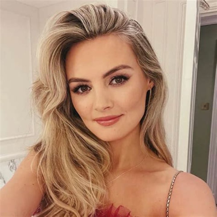 What is Niomi Smart's Snapchat?