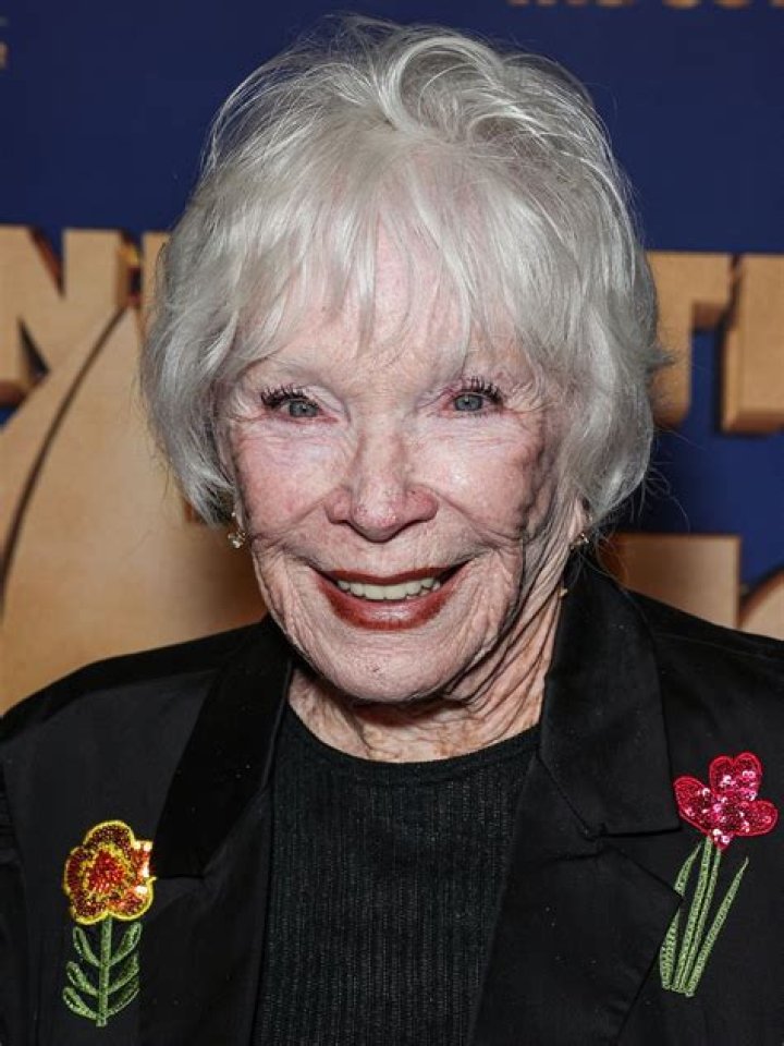 Who Is Shirley MacLaine? Wiki, Age, Height, Husband, Net Worth, Ethnicity